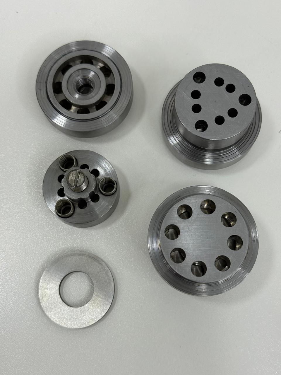 Conjunto de peças usinadas para válvulas de compressor do portfólio da Khompy
